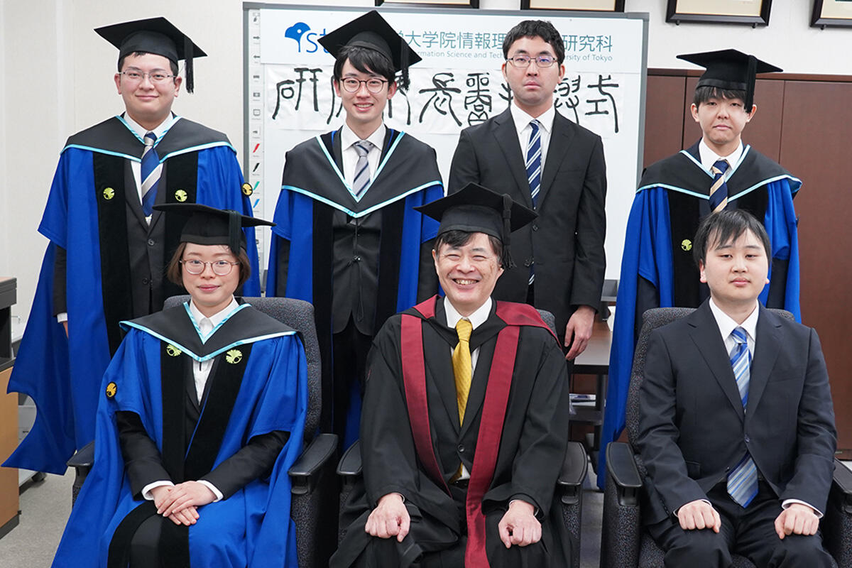 Prof. Suda, in the center of the front row, and 6 Master's program award winners, including OKO,Kazusato(to Prof. Suda's right), who received both UTokyo President award and The Dean award