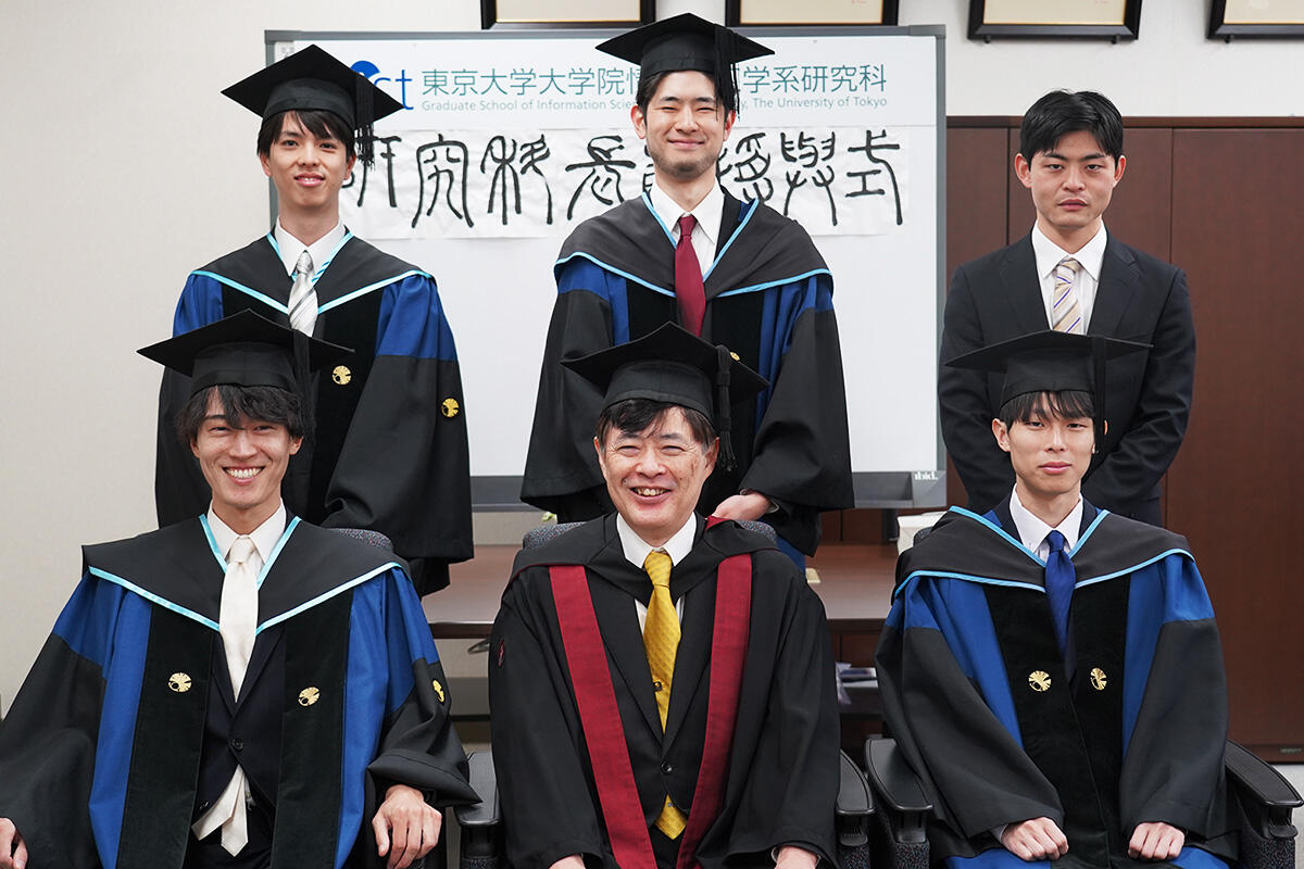 須田研究科長（前列中央）を囲み、欠席者1名を除いた博士課程の受賞者5名