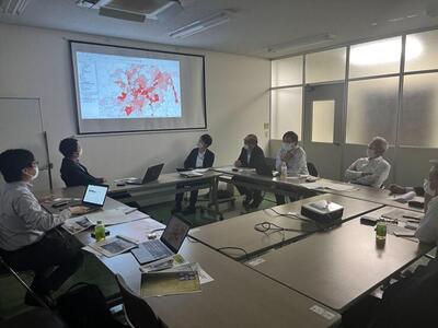 図4：自治体や地域の交通事業者とデータを見ながら議論