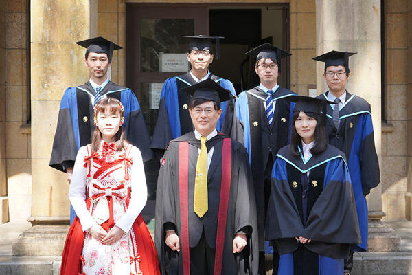 Commemorative photo with the doctoral winners