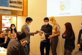 入賞者には両副研究科長から賞品としてUTokyo D&Iキャンペーンロゴ入りのグッズが贈られた