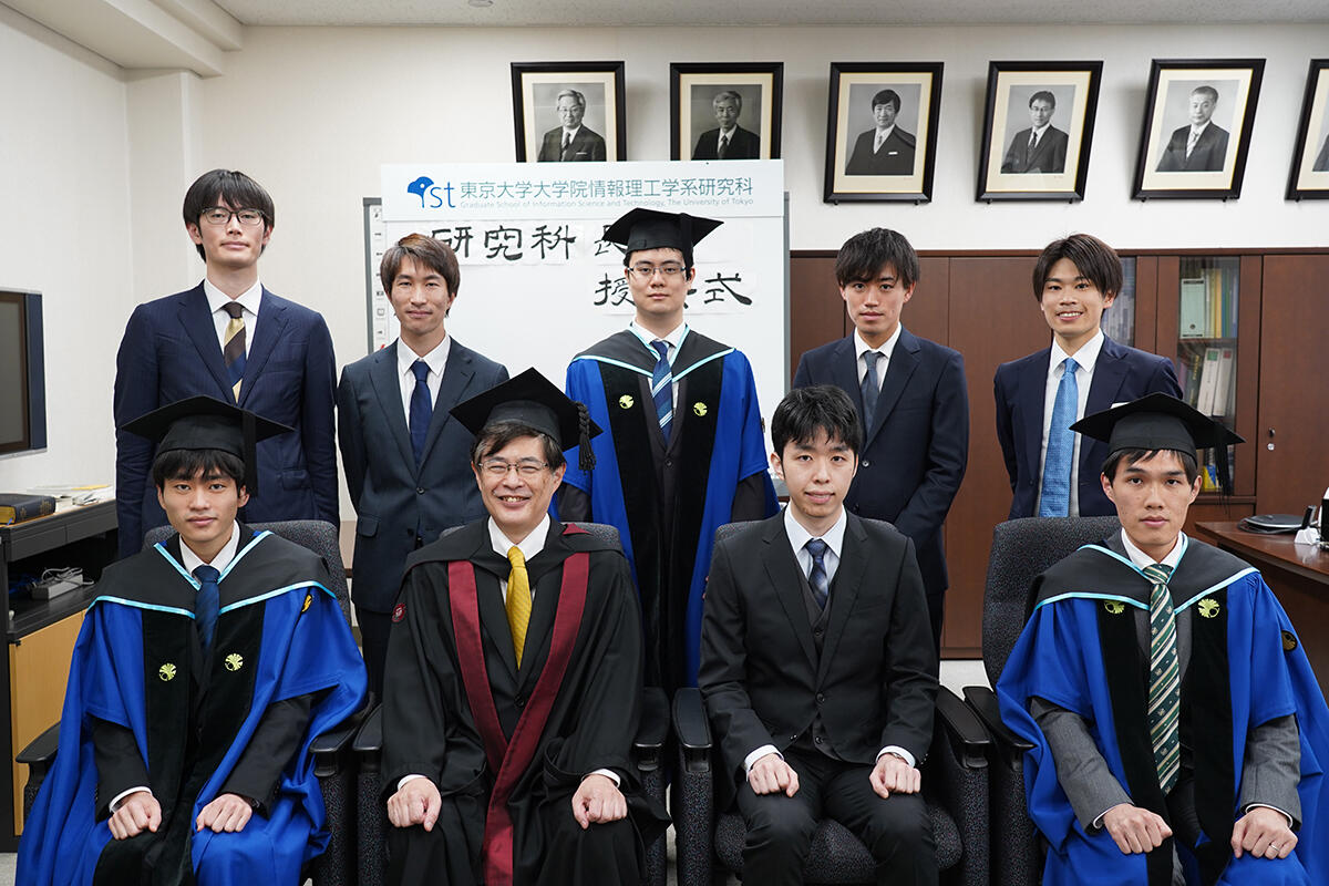 修士課程の受賞者7名と総長賞受賞者2名が須田研究科長（前列中央）を囲んで（うち１名は総長賞と研究科長賞のダブル受賞の為、計8名）