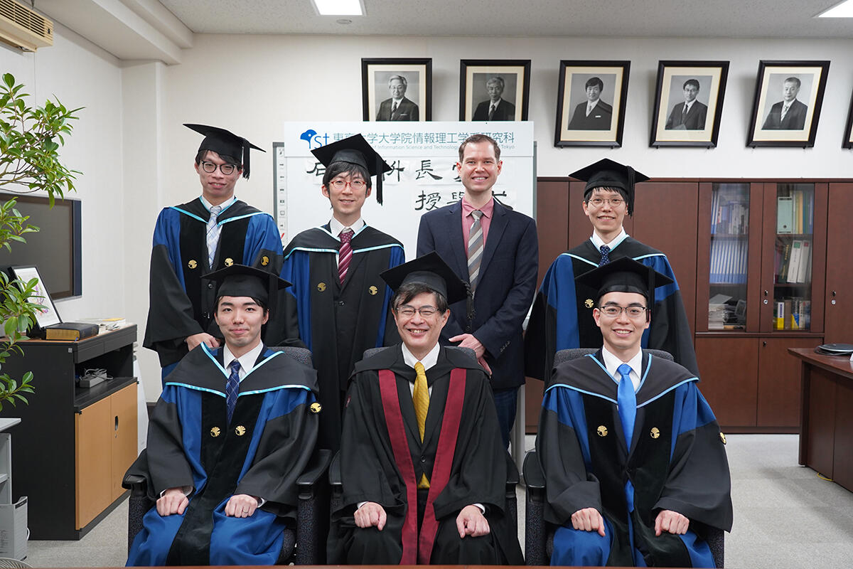 須田研究科長（前列中央）を囲んだ博士課程の受賞者6名